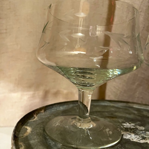🦄🦄Set of 2 vintage shrimp cocktail glasses with a beautiful etched design. - Picture 6 of 6